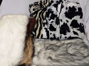 Lot de manchons, tour de cou, cols et guêtres en imitation fourrure