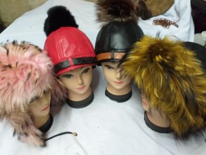 Lot de très belles toques et chapkas femme en cuir et fourrure