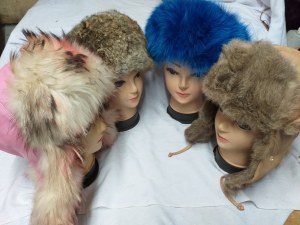 Lot de très belles toques et chapkas femme en cuir et fourrure
