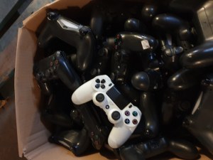 Manette ps4 original non fonctionnelle retour client SONY