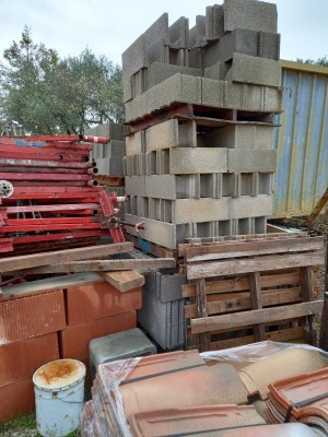 Briques, agglos, blocs à bancher