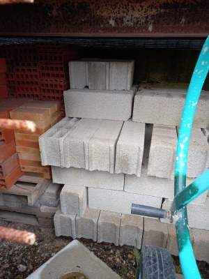 Briques, agglos, blocs à bancher