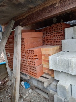 Briques, agglos, blocs à bancher