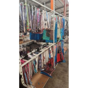 Lot de déguisements et accessoires