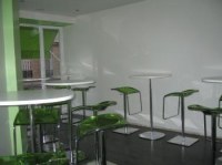 Tables chaises design de restaurant bon etat