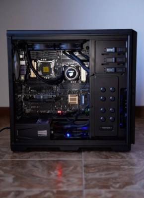 Station de travail avec 40 Go de RAM, 4 Go de carte graphique et processeur 8 cœurs