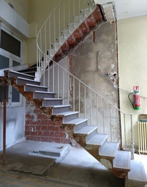 Escalier acier et chêne 2 quart tournant gauche avec rampe