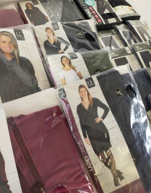 Lot de 28 Pieces de textiles homme / femme / enfant listing ci dessous Neuf