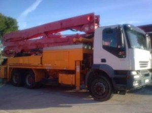 UN IVECO POMPE A BETON PUTZMEISTER 36 METRES
