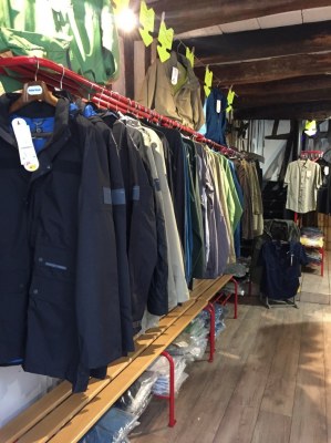 Lot de vetements neuf de la marque Merrell et CAT