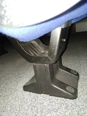 Fauteuil strapontin bois et métal avec accoudoir et tablette rétractable