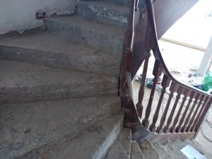 Garde-corps d'escalier en bois double quart tournant droit arrondi