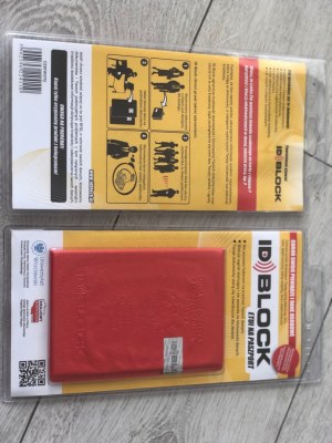 Protection Passeport de couleur Noir ou rouge en Cuir