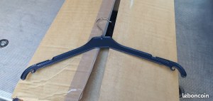 50 Cartons de 100 cintres plats et à pinces