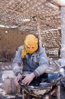 Vasque à poser amorphe en pierre d’Erfoud fossilisé préhistorique