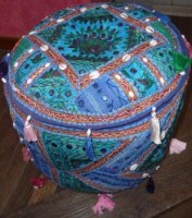 Lot de poufs brodés - idéal détaillants