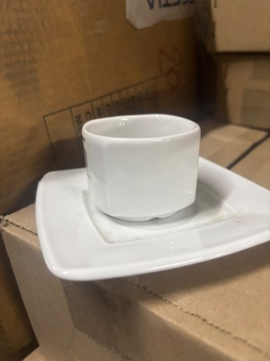 DESTOCKAGE : TASSES & SOUS-TASSES – LOT DE 900 PIÈCES