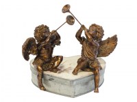 Important stock d'objets de décoration de coeurs et d'anges