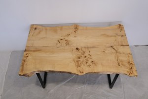 Lot 30 Tables contemporaines en bois massif