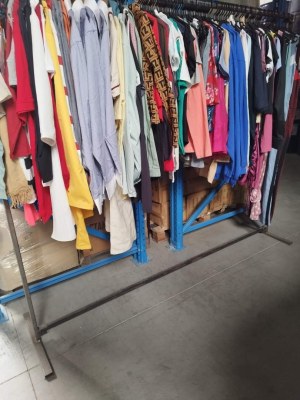 Vêtements en gros 2€/pièce Minimum d'achat 200€