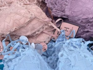 Carton de 350 pièces lingere