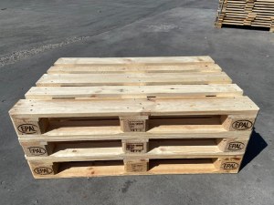 Palettes en bois à vendre.