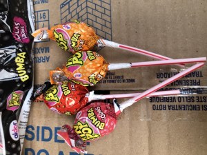 100 sucettes Pinpops 17gr pinpop avec chewing gum date 2023!