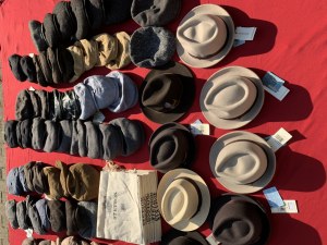 Lot de 92 chapeaux/casquettes/bérets de la marque STETSON NEUF
