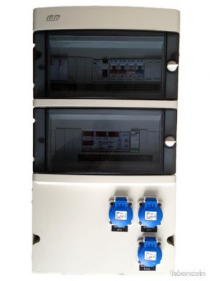 Lot coffrets et armoires électriques