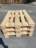 Palettes en bois à vendre.
