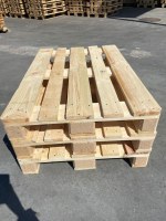 Palettes en bois à vendre.