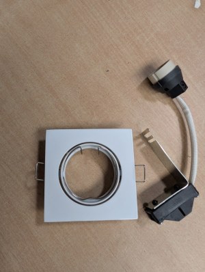 Spot orient. encastré carré couleur blanc - 300 pces disponibles