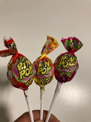 100 sucettes Pinpops 17gr pinpop avec chewing gum date 2023!