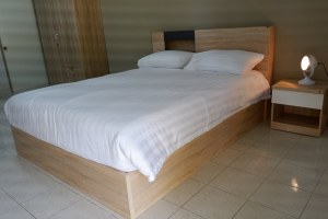 Chambre (lit, tables de chevet, armoire, commode)