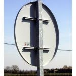 Poteau et fixation pour panneaux routiers