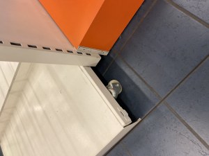 Gondole métallique centrale basse sur roulettes vêtements accessoires bijoux fantaisie prêt à por...