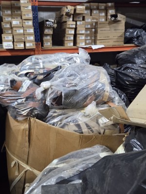 Liquidation entrepôt — Stock pro neuf mixte — Venilia / Nappes / Maroquinerie / Tissus...