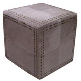 POUF DESIGN EN DAIM CLOUTE
