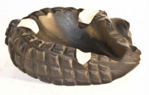 Petit cendrier en ébène forme Crocodile