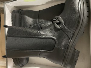 Destockage chaussures femmes/hommes/enfants