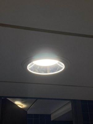 Dalles de faux plafond 60x60 cm et luminaires LED