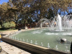 Rebord de fontaine en béton