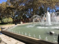 Rebord de fontaine en béton