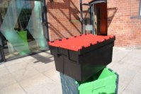 Caisse à couvercles intégrés rouges - 600 x 400 x H.365mm