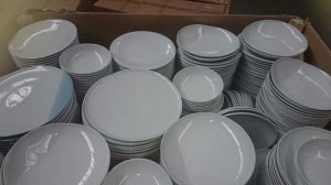 VENTE LOT D'ASSIETTES EST TASSES EN PORCELAINE