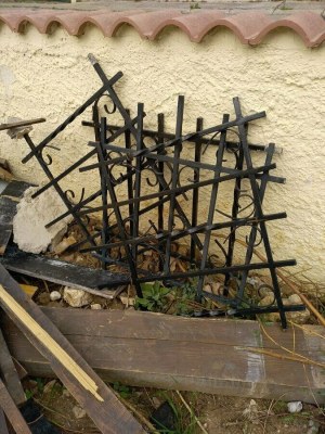 Garde-corps barreaudés, grilles de défense et lanterne murale sur bras en fer forgé