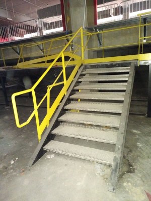 Plateforme et escaliers métalliques
