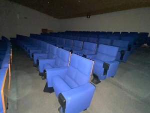 Fauteuil strapontin bois et métal avec accoudoir et tablette rétractable