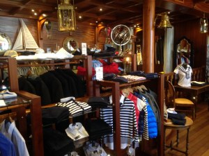 Lot de 1150 pièces prêt à porter de luxe