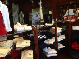 Lot de 1150 pièces prêt à porter de luxe